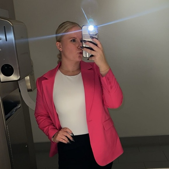 Hi, I’m Sydney 👋🏻 - Picture 3 of 3